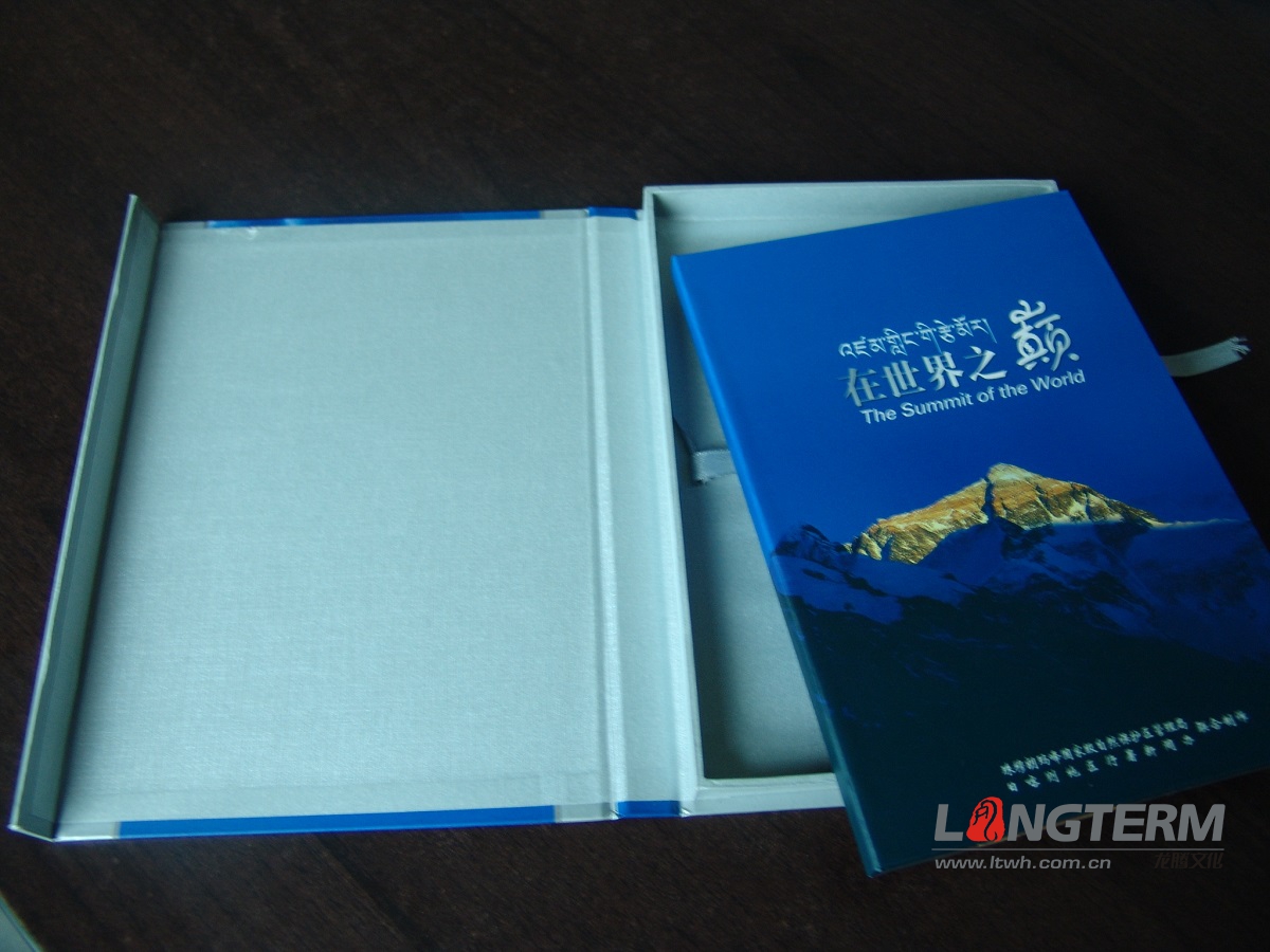 《在世界之巔》光盤包裝卡書設計
